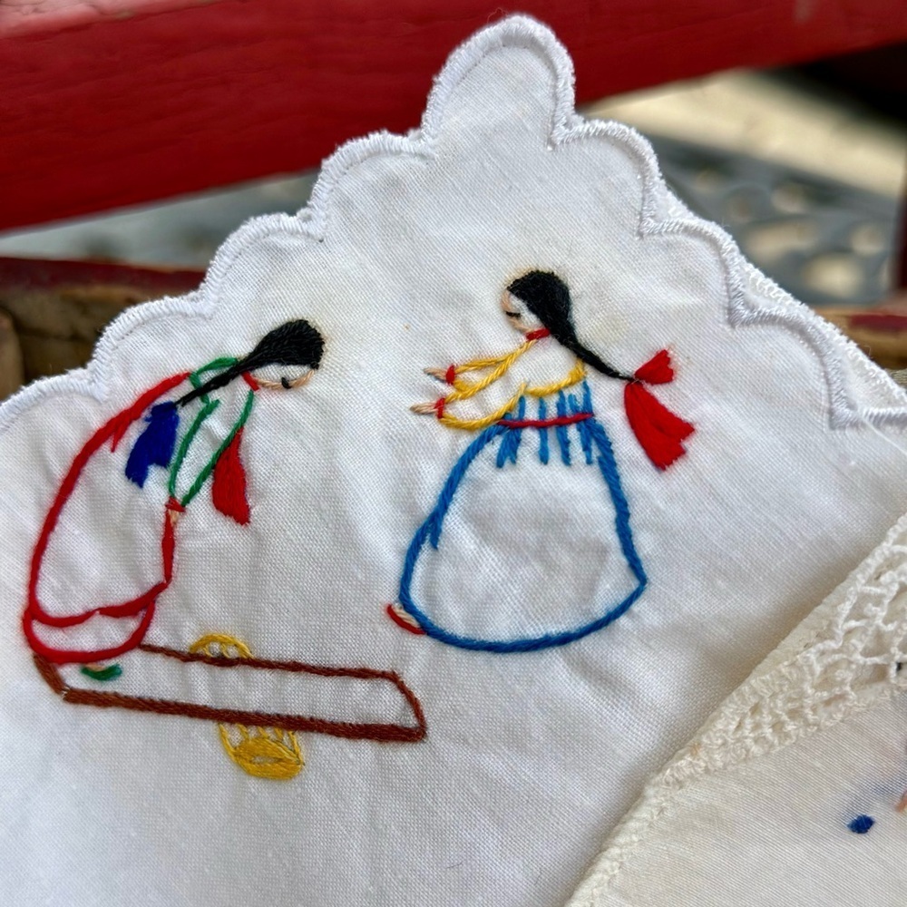 3 Vintage Embroidered Handkerchiefs - Picture 2 of 8